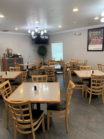 Imagen del bar/restaurante del Hotel Howard Johnson by Wyndham Oklahoma City Airport/ Fairgrounds. Foto 3