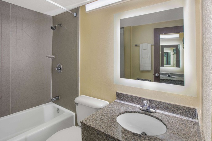 Imagen de la habitación del Hotel Howard Johnson by Wyndham Oklahoma City Airport/ Fairgrounds. Foto 11