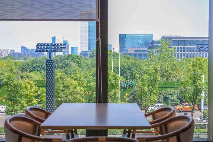 Imagen del bar/restaurante del Hotel Howard Johnson by Wyndham Optics Valley Hotel Wuhan. Foto 7