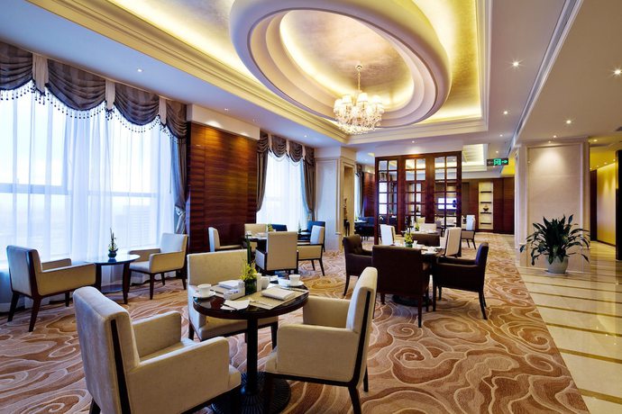 Imagen del bar/restaurante del Hotel Howard Johnson by Wyndham Parkview Plaza Erdos. Foto 2