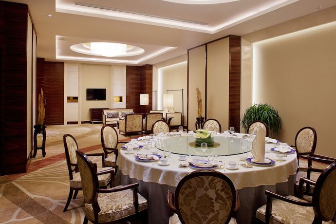 Imagen de la piscina del Hotel Howard Johnson by Wyndham Parkview Plaza Erdos. Foto 20