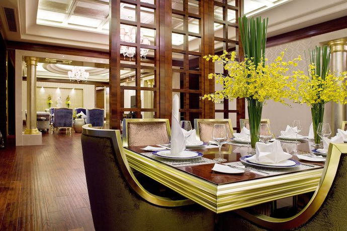 Imagen del bar/restaurante del Hotel Howard Johnson by Wyndham Parkview Plaza Erdos. Foto 4