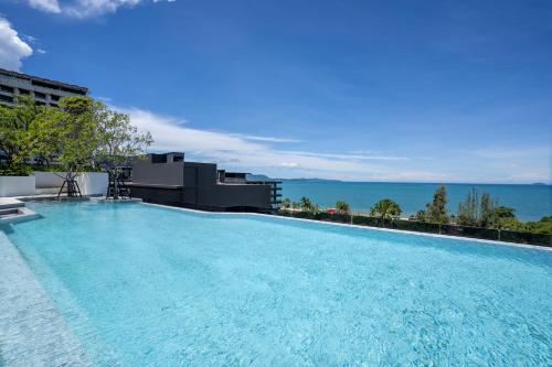 Imagen de la piscina del Hotel Howard Johnson by Wyndham Pattaya JC. Foto 20