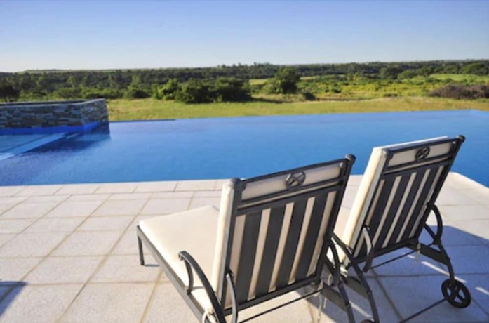 Imagen de la piscina del Hotel Howard Johnson by Wyndham Piedras Moras. Foto 18