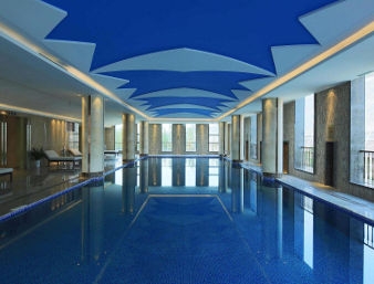Imagen de la piscina del Hotel Howard Johnson by Wyndham Puhui Plaza Chongqing. Foto 8