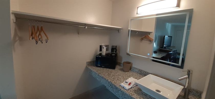 Imagen de la habitación del Hotel Howard Johnson by Wyndham Reno Downtown. Foto 6