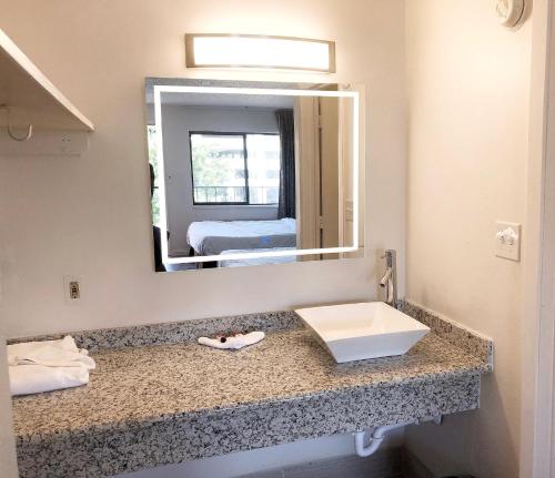 Imagen de la habitación del Hotel Howard Johnson by Wyndham Reno Downtown, Reno. Foto 7