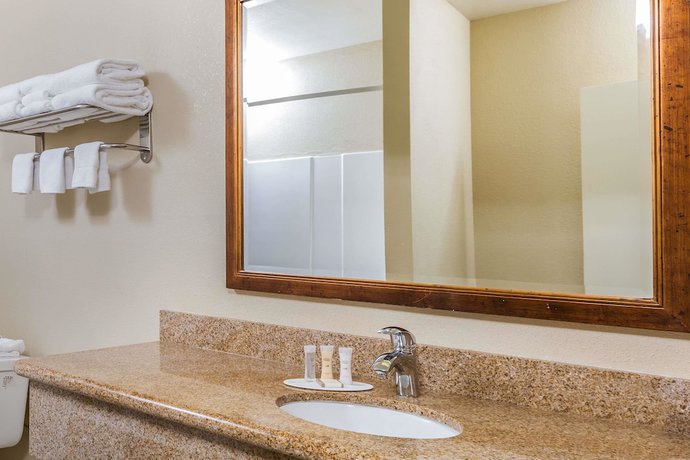 Imagen de la habitación del Hotel Howard Johnson by Wyndham Santa Cruz Beach Boardwalk. Foto 2