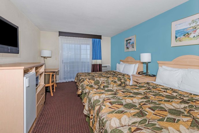 Imagen de la habitación del Hotel Howard Johnson by Wyndham Santa Cruz Beach Boardwalk. Foto 3