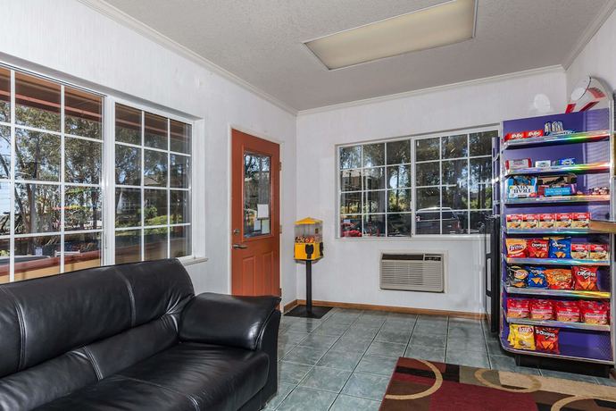 Imagen de los interiores del Hotel Howard Johnson by Wyndham Santa Cruz Beach Boardwalk. Foto 14