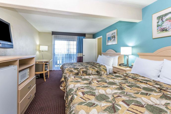 Imagen de la habitación del Hotel Howard Johnson by Wyndham Santa Cruz Beach Boardwalk. Foto 4