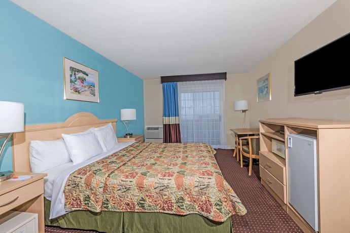 Imagen de la habitación del Hotel Howard Johnson by Wyndham Santa Cruz Beach Boardwalk. Foto 5