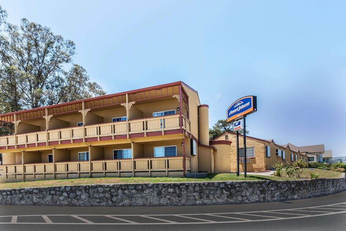 Imagen general del Hotel Howard Johnson by Wyndham Santa Cruz Beach Boardwalk. Foto 1