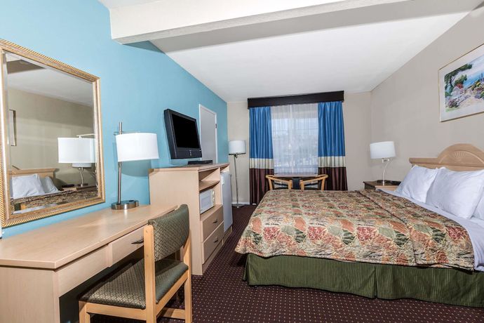 Imagen de la habitación del Hotel Howard Johnson by Wyndham Santa Cruz Beach Boardwalk. Foto 6