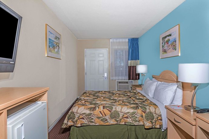 Imagen de la habitación del Hotel Howard Johnson by Wyndham Santa Cruz Beach Boardwalk. Foto 8