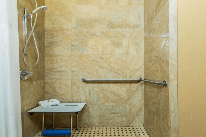 Imagen de la habitación del Hotel Howard Johnson by Wyndham Santa Cruz Beach Boardwalk. Foto 9