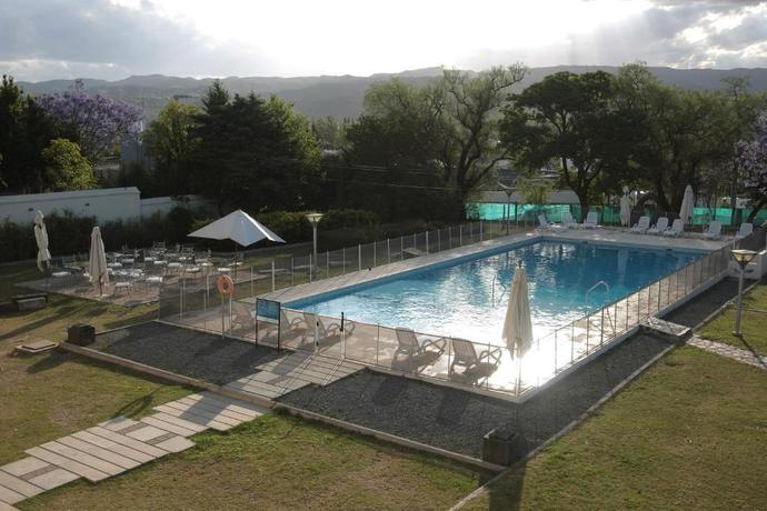 Imagen de la piscina del Hotel Howard Johnson by Wyndham Sierras Hotel and Casino. Foto 10