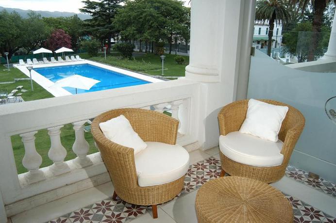 Imagen de la piscina del Hotel Howard Johnson by Wyndham Sierras Hotel and Casino. Foto 11