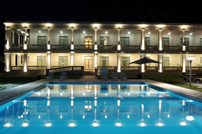 Imagen de la piscina del Hotel Howard Johnson by Wyndham Sierras Hotel and Casino. Foto 13