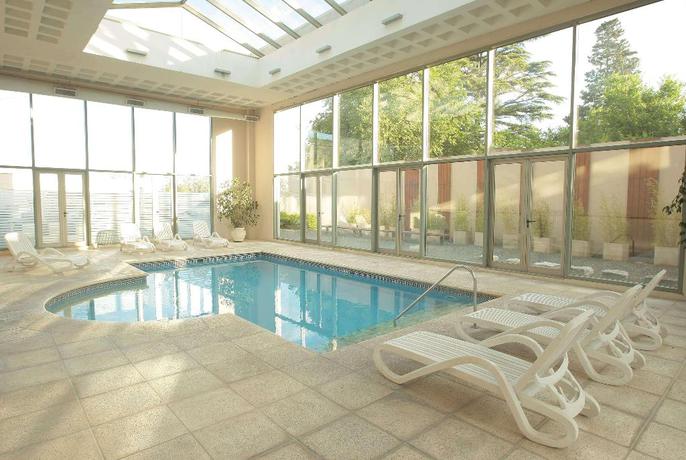 Imagen de la piscina del Hotel Howard Johnson by Wyndham Sierras Hotel and Casino. Foto 14