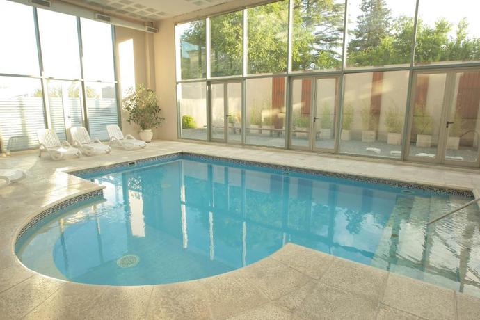 Imagen de la piscina del Hotel Howard Johnson by Wyndham Sierras Hotel and Casino. Foto 15