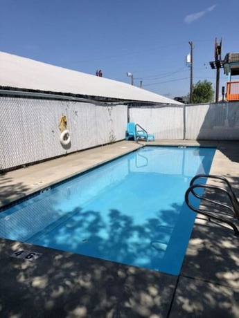 Imagen de la piscina del Hotel Howard Johnson by Wyndham Spokane. Foto 18