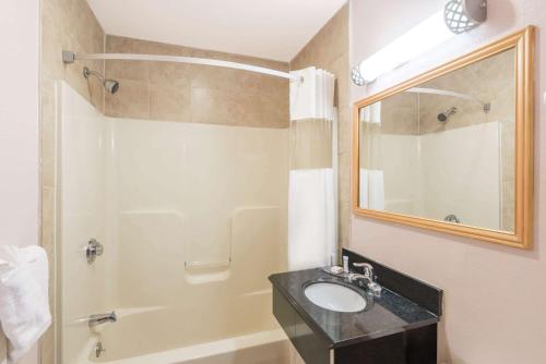 Imagen de la habitación del Hotel Howard Johnson by Wyndham Springfield. Foto 5
