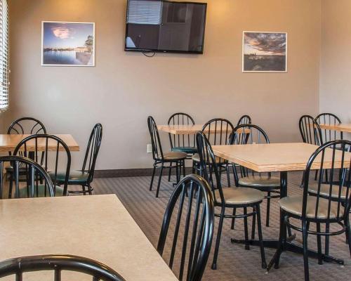 Imagen del bar/restaurante del Hotel Howard Johnson by Wyndham Thunder Bay. Foto 3