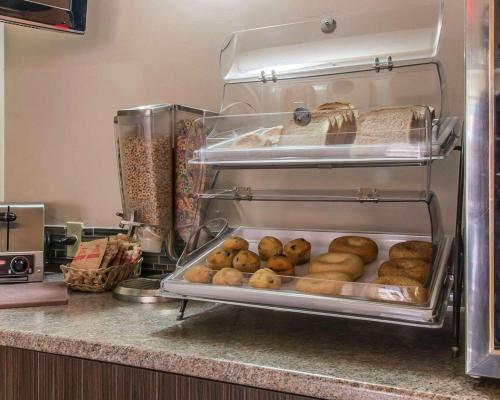 Imagen del bar/restaurante del Hotel Howard Johnson by Wyndham Thunder Bay. Foto 4