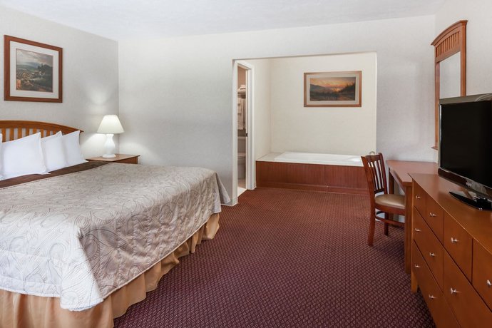 Imagen de la habitación del Hotel Howard Johnson by Wyndham Traverse City. Foto 6