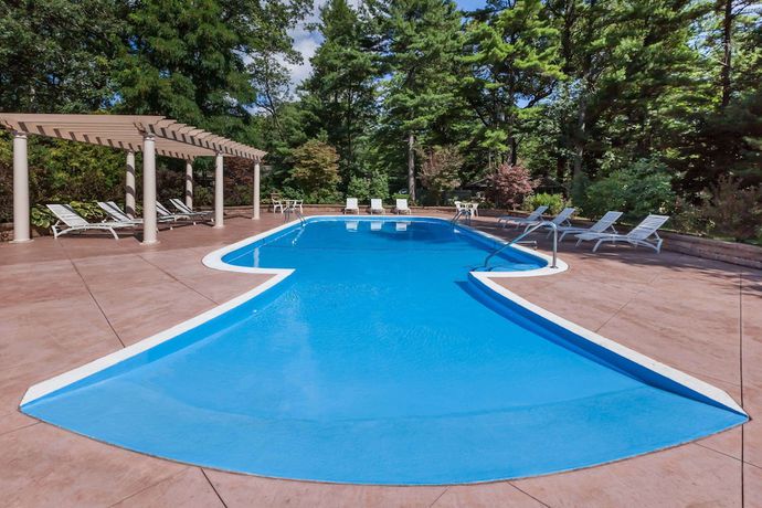 Imagen de la piscina del Hotel Howard Johnson by Wyndham Traverse City. Foto 18
