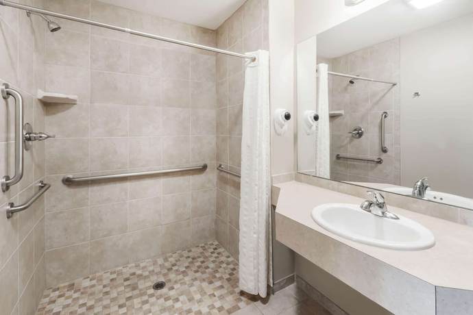 Imagen de la habitación del Hotel Howard Johnson by Wyndham Traverse City. Foto 8