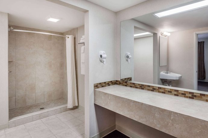 Imagen de la habitación del Hotel Howard Johnson by Wyndham Traverse City. Foto 10