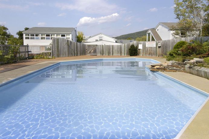 Imagen de la piscina del Hotel Howard Johnson by Wyndham Williamstown. Foto 20