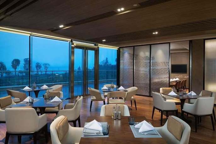 Imagen del bar/restaurante del Hotel Howard Johnson by Wyndham Yacht Club Hotel Changsha. Foto 3