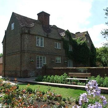 Imagen de los exteriores del Hotel Howfield Manor. Foto 16