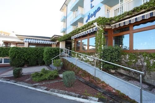 Imagen de los exteriores del Hotel Hoya. Foto 9