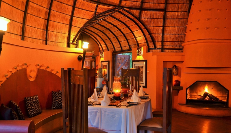 Imagen del bar/restaurante del Hotel Hoyo Hoyo Safari Lodge. Foto 5