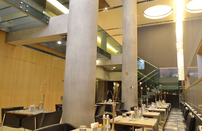 Imagen del bar/restaurante del Hotel Htl Urbano. Foto 3