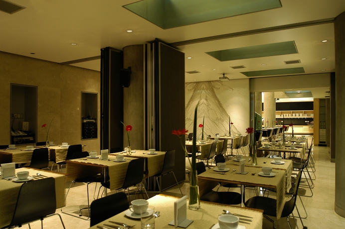 Imagen del bar/restaurante del Hotel Htl Urbano. Foto 4