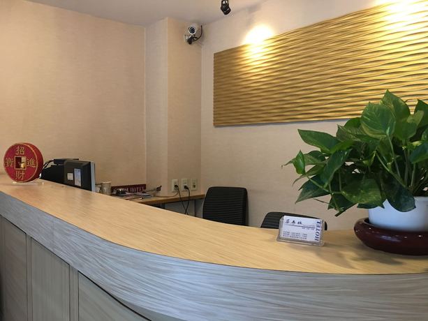 Imagen de los interiores del Hotel Hua Chun Lin. Foto 18