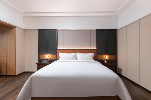 Imagen de la habitación del Hotel HuaXi International. Foto 18