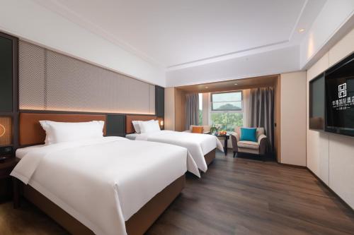 Imagen de la habitación del Hotel HuaXi International. Foto 19