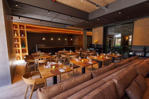 Imagen del bar/restaurante del Hotel Hualta Hotel Mendoza, Curio Collection By Hilton. Foto 2