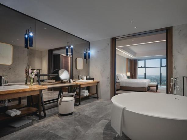 Imagen de la habitación del Hotel Hualuxe Kunshan Huaqiao, an IHG Hotel. Foto 6