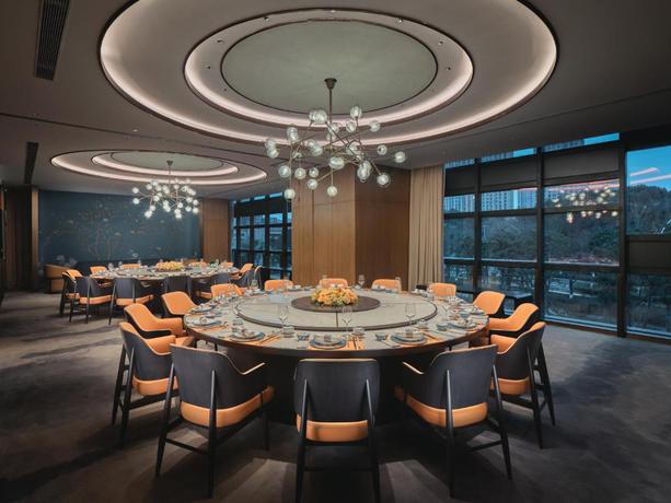 Imagen del bar/restaurante del Hotel Hualuxe Kunshan Huaqiao, an IHG Hotel. Foto 2
