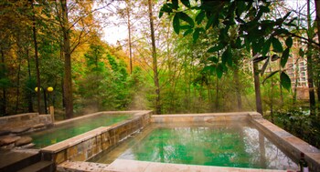 Imagen de los exteriores del Hotel Huashuiwan No.1 Hot Springs. Foto 10