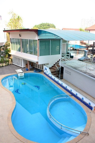 Imagen de la piscina del Hotel Huay Kaew Palace 2. Foto 15