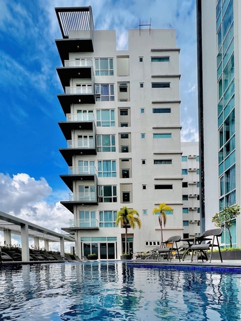 Imagen de la piscina del Hotel Hubomoto Megaworld Suites. Foto 14