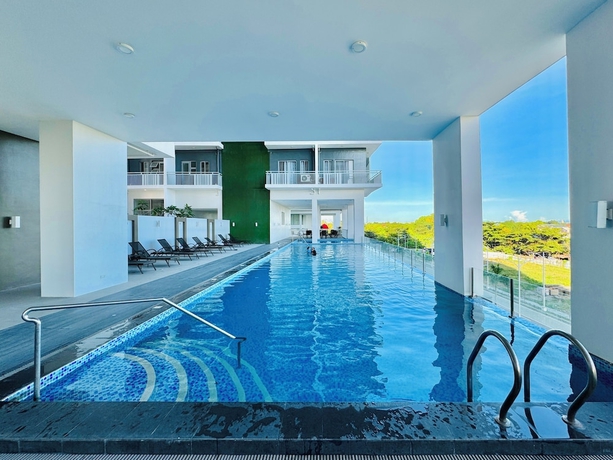 Imagen de la piscina del Hotel Hubomoto WV Suites. Foto 14